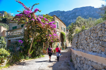 Canvas Print - Wanderung durch das Dorf Deia auf der Insel Mallorca