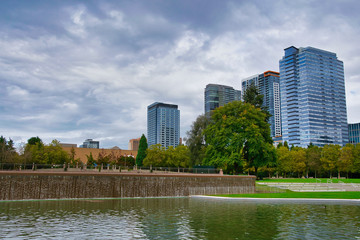 Wall Mural - 2019-10-04 BELLEVUE CITY PARK FOUNTAIN WITH SKYLINE