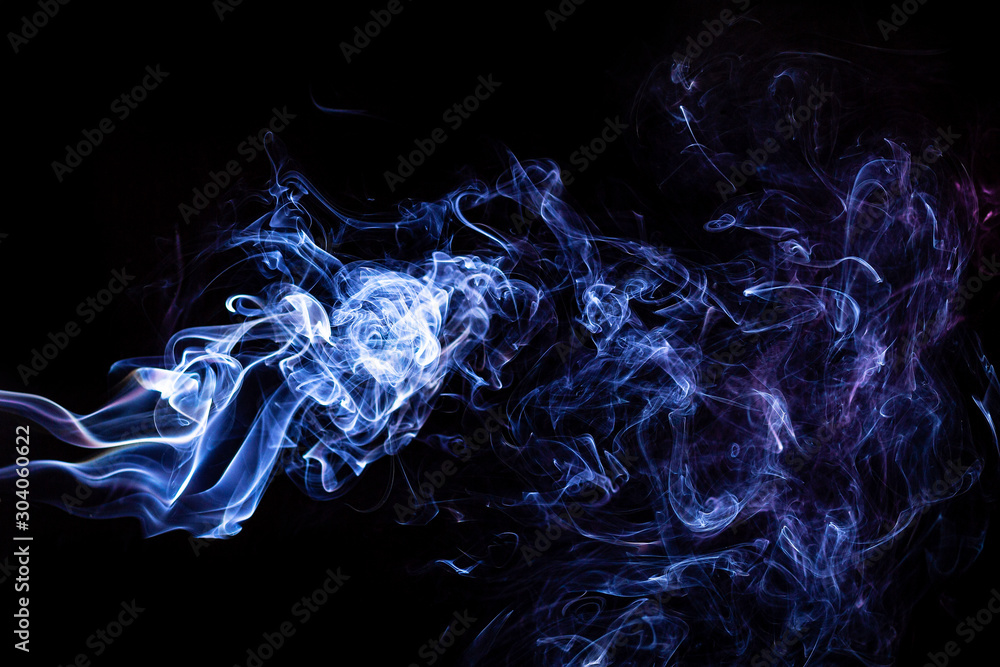 Dym  na czarnym tle.  Fantastyczne kształty z dymu. Błękitne smugi. - obrazy, fototapety, plakaty 