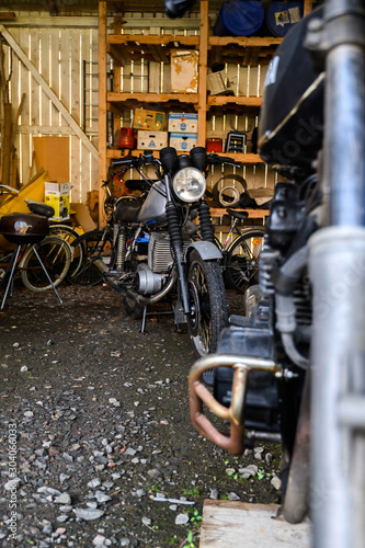 Okleiny na drzwi Motoryzacja  10-10-2019-helsinki-finlandia-otwarta-przestrzen-garazowa-z-zabytkowym-motocyklem-w-magazynie-na-sh