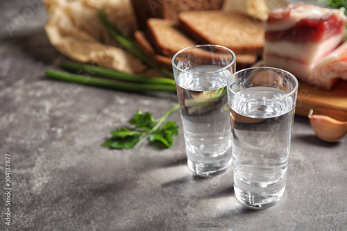 Cuadros en Lienzo Cold Russian vodka with snacks on grey table