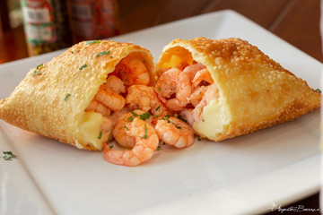 pastel de camarão delicioso em prato branco na mesa de um restaurante, delicious shrimp pastry in wh