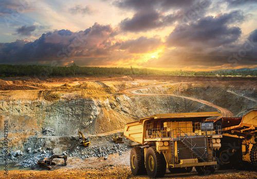 Fotomural Yellow dump truck loading minerals copper, silver, gold, and other at mining quarry