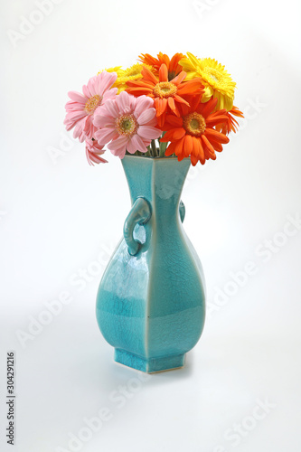 青い花瓶にいけたガーベラの花束 Stock Photo Adobe Stock 青い花瓶にいけたガーベラの花束 Stock Photo Adobe Stock