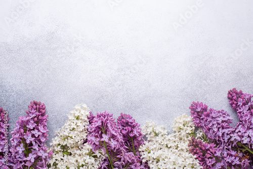 Fototapeta kwiaty bzu  galezie-fioletowego-bzu-na-kamiennym-tle-romantyczny-wiosenny-nastroj-widok-z-gory-skopiuj-dla-swojego
