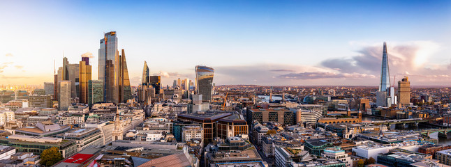 Fototapete - Das neue Gesicht der Skyline der City von London mit den Glasfassaden der Wolkenkratzer bei Sonnenuntergang, Großbritannien