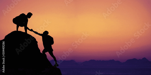 Fotografía Climbers on a mountain peak with copy space