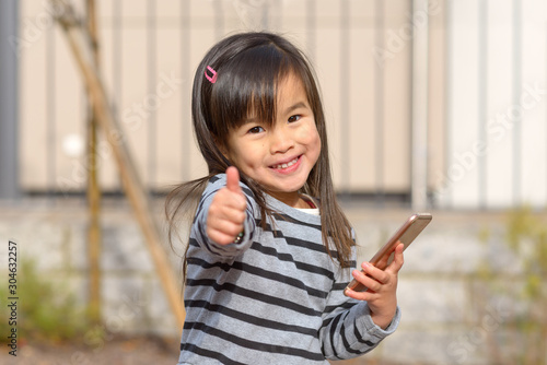 Fotomural Cute young girl with dimples smiling at the camera