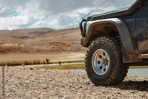 Fotomural Aggressive off road ready car in mountains