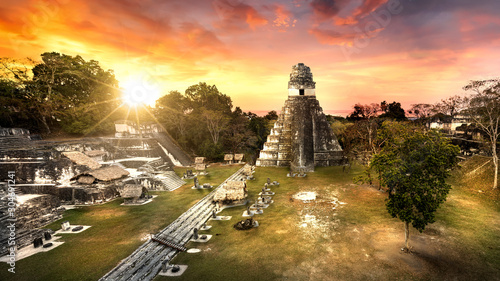 Plakat Świątynia Majów Tikal Guatemala w zachodzie słońca