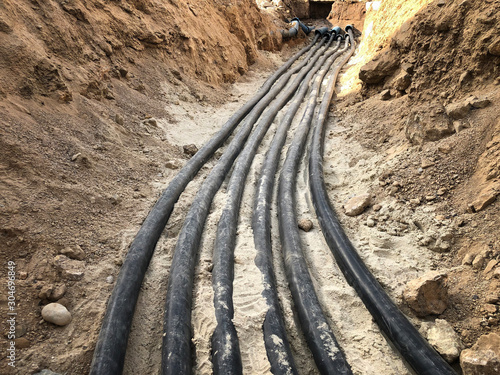 Fotografía The high voltage electrical cable is laid in a trench