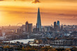 Die moderne Skyline von London mit allen Touristenattraktionen bei goldenem Sonnenuntergang, Großbritannien