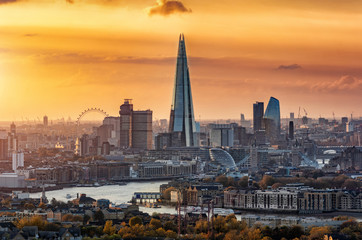 Wall Mural - Die moderne Skyline von London mit allen Touristenattraktionen bei goldenem Sonnenuntergang, Großbritannien