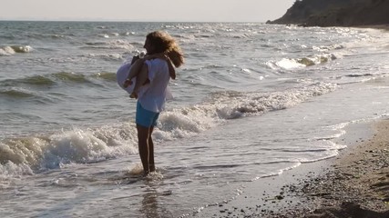 Canvas Print - Young couple having fun on beach at sunset