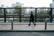 © Victor Marvillet - 線路の歩道橋を歩く女性のポートレート