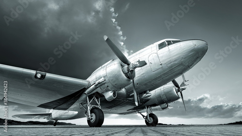 Fotografía historical aircraft against an dramatic sky