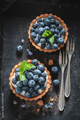 Fotografía Homemade mini tart with fresh blueberries and mint
