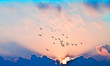 Leinwandbild Motiv puesta de sol con rayos de luz entre las nubes