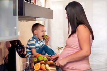 Canvas Print - Family in the kitchen make fresh juice