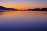 Fototapeta Zachód słońca - 屈斜路湖の夜明け。朝陽の昇る直前の色。