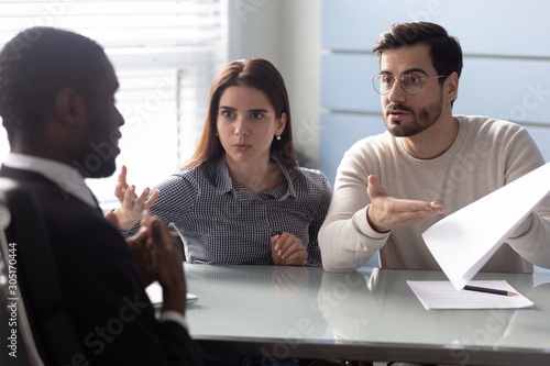 Fotografía Angry clients couple argue with agent for paperwork contract mistake