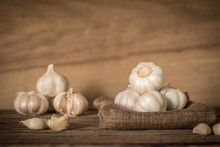 Garlic Cloves And Bulb In Cloth Vintage. Garlic Cloves On Rustic Table In Wooden Bowl. Fresh Peeled Garlic And Bulbs.