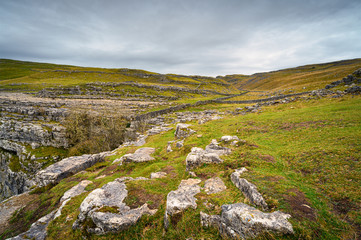 Canvas Print - Pennine Way above Malham Cove, in Malhamdale which has extensive Limestone Pavement at the top where the Pennine Way passes by and on up Ing Scar