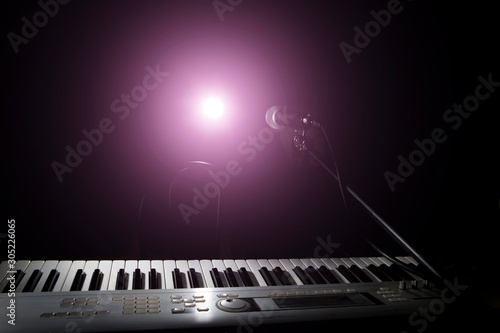 Obraz Dibond Mikrofon i pianino w ciemnym tle