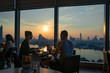 © Kevin - Couple qui déjeune avec vue sur la ville