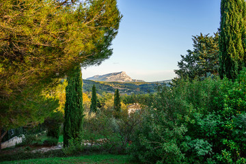 Wall Mural - Vue panoramique sur la montagne Sainte Victoire depuis le terrain des peintres Aix-en-Provence. France.	