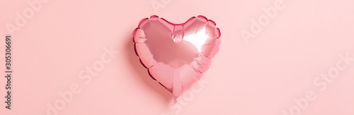 Photographie Pink air balloon heart shape on a pink background
