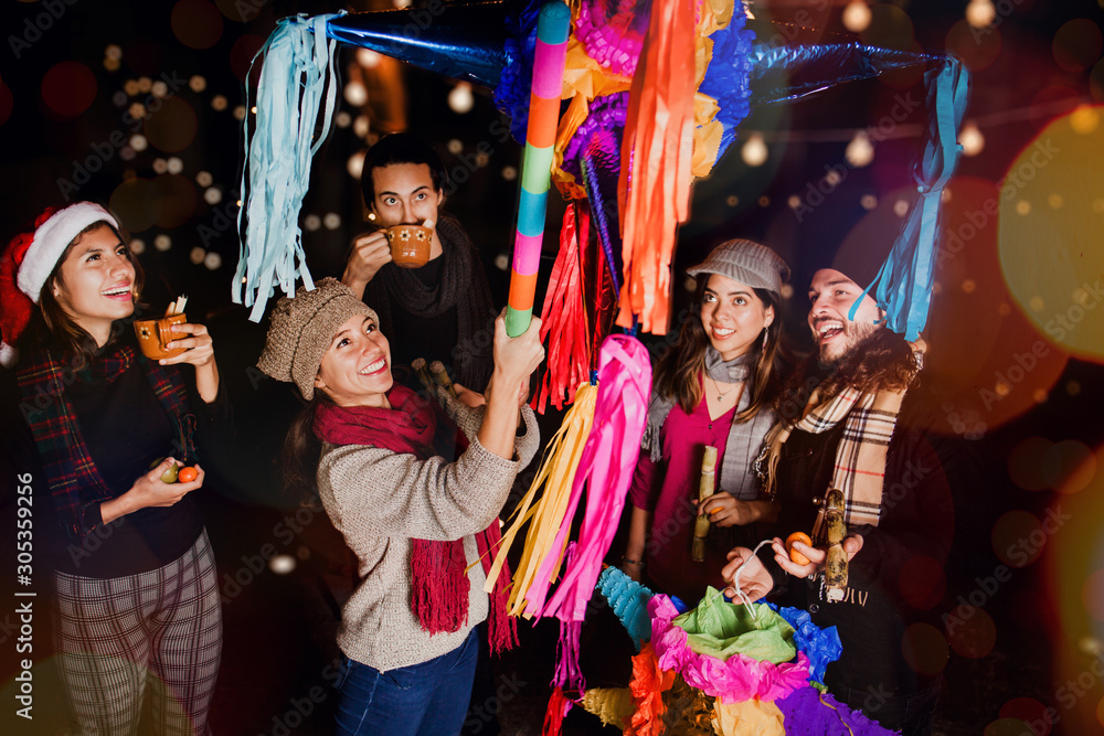 Posada Mexicana, Mexican friends breaking a Piñata and celebrating ...