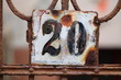 Altes verwittertes Hausnummernschild Nummer Zwanzig und verzierten Metallgartenzaunzaun, Bremen, Deutschland, Europa