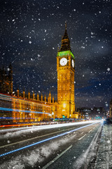 Wall Mural - Der beleuchtete Big Ben Turm und Westminster Palast in London im Winter mit Schneefall