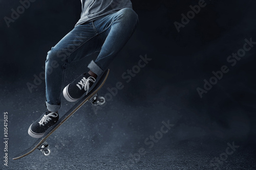 Cuadros en Lienzo Skateboarder skateboarding on the street
