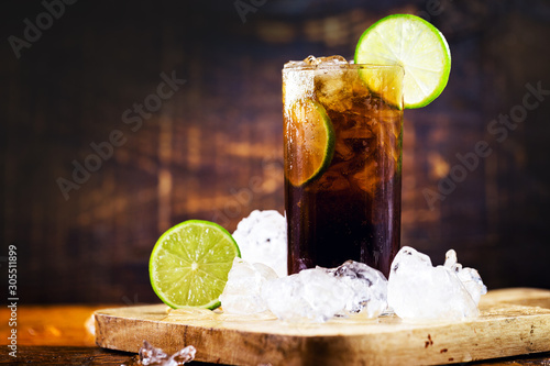 Fotomural Rum and Cola Cuba Libre with Lemon and Ice
