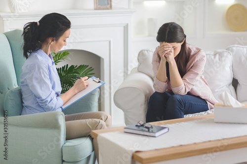 Cuadros en Lienzo Desperate lady crying at therapist session, sharing her problem