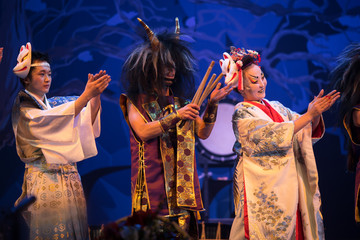 Wall Mural - Traditional Japanese performance. Actors in traditional costumes clap hands and bow on the stage.