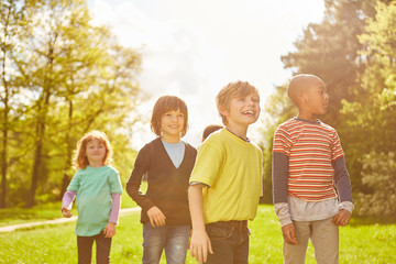 Sticker - Fröhliche Kinder Gruppe macht einen Ausflug