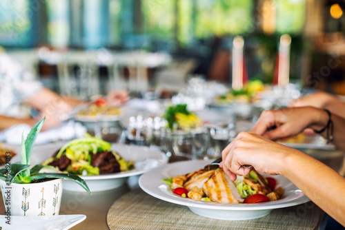 Fotografía A group of people is dining in a elegance restaurant or hotel