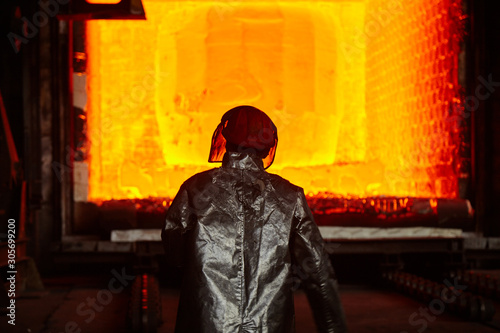 Fotografía Thermist at the heating furnace