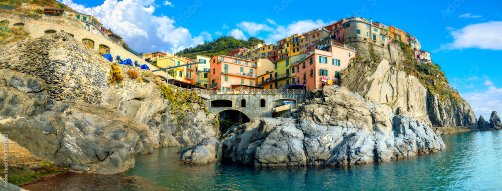 View of Manarola town on rocky coast at famous Cinque Terre National Park. Liguria, Italy - obrazy, fototapety, plakaty 