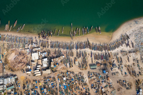 widok-z-lotu-ptaka-wioska-rybacka-djiffer-park-narodowy-saloum-delta-joal-fadiout-senegal-afryka-zdjecie-wykonane-przez-drona-z-gory