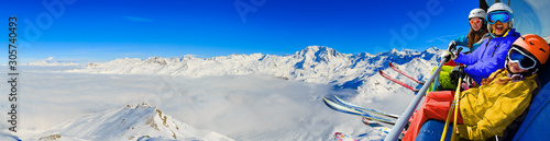 Fotografía Happy family enjoying winter vacations in mountains, Val Thorens, 3 Valleys, France