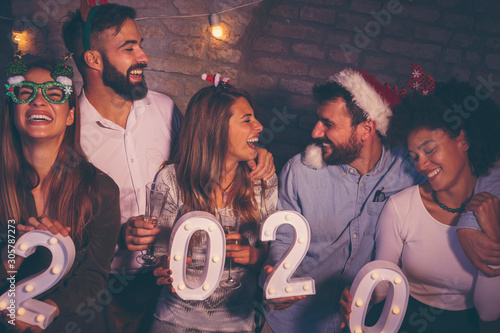 Fotografía Group of people holding illuminative numbers 2020 at New Years party