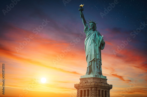 Fotografía New York City, The Statue of Liberty in a colorful sunset.
