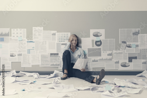 Cuadros en Lienzo Desperate businesswoman and business failure
