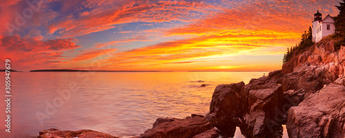 Fototapeta na drzwi i meble Latarnia morska Bass Harbor Head, Acadia NP, Maine, USA o zachodzie słońca