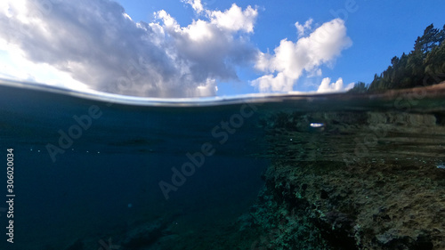 Fotografía Beautiful underwater split above and below photo of rocky seascape with deep blu