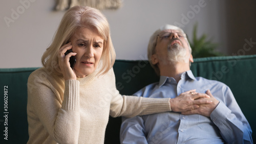 Fotografía Wife makes emergency call while husband lies with heart attack